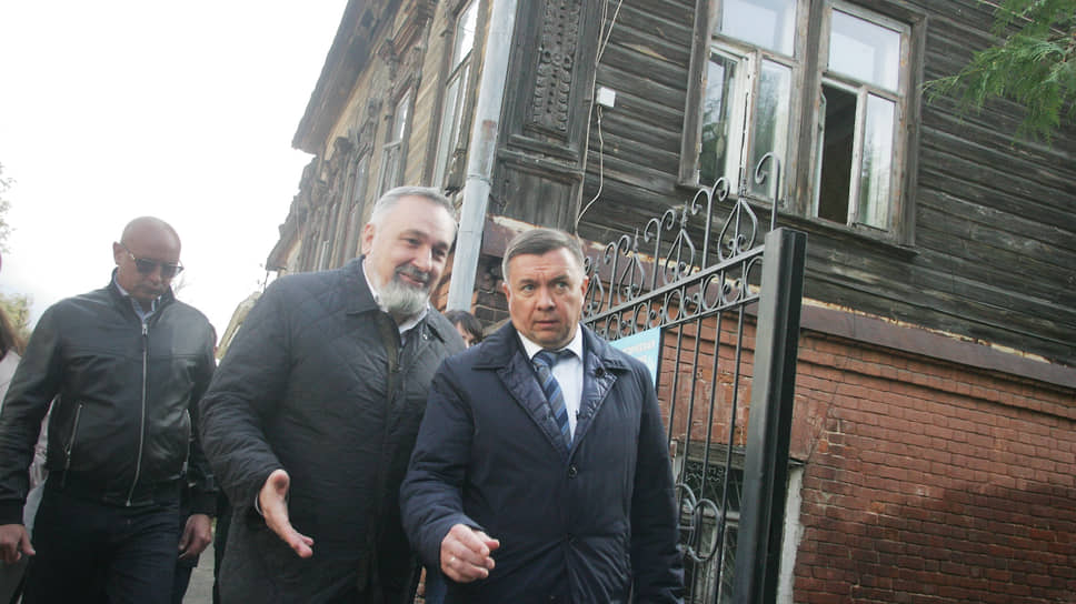 Депутат Василий Суханов (в центре) и министр госимущества Сергей Баринов (справа) прогулялись по Грузинской улице, но так и не решили, как ее развивать