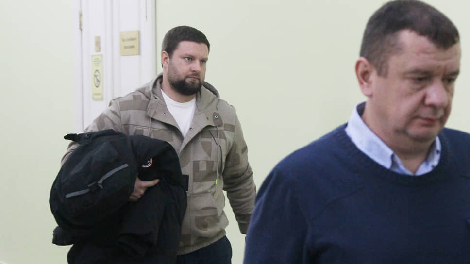  Роман Асабин (слева) частично признал вину, а его защитник (справа) просил вернуть дело прокурору