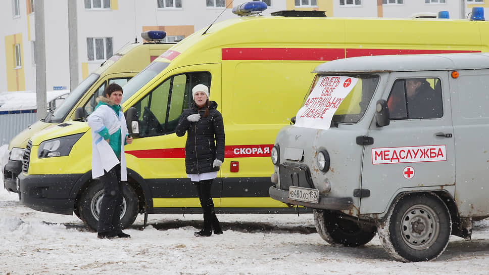 Сотрудники скорой помощи Чкаловской ЦРБ говорят, что сами покупают форму, а машины ездят на летней резине круглый год