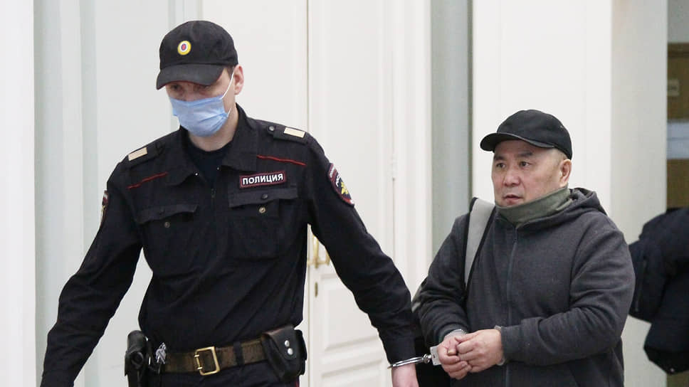 Бывший гендиректор «Газпром Трансгаз Нижний Новгород» Вячеслав Югай (справа) в суде