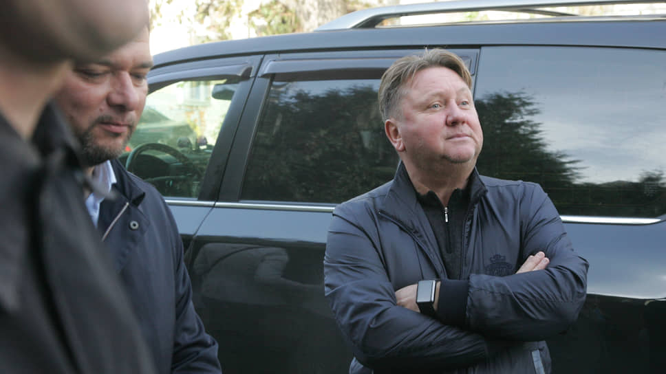 Дмитрий Дзепа (справа) в октябре 2023 года осматривает пока еще свое имущество