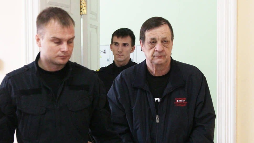 Защита попросит суд оправдать Валерия Англичанинова (справа) 