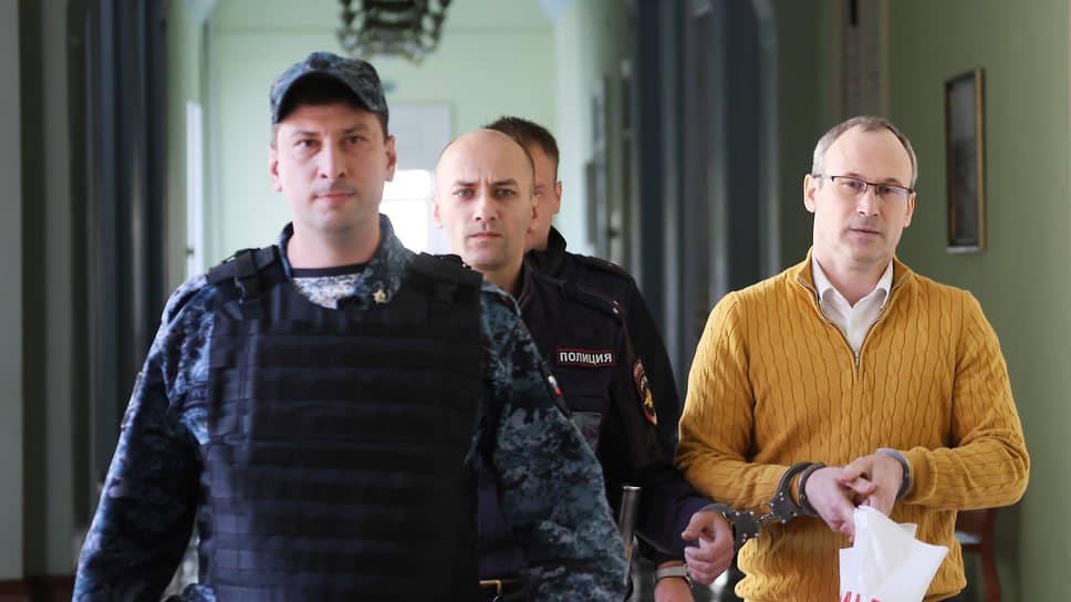 Илью Халтурина (на фото справа) допросили по всем эпизодам