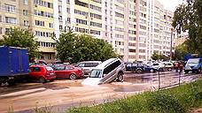 В Нижнем Новгороде из-за аварии водопровода внедорожник провалился в яму