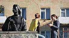 Прокуратура требует отремонтировать треснувший памятник Горькому на набережной Федоровского