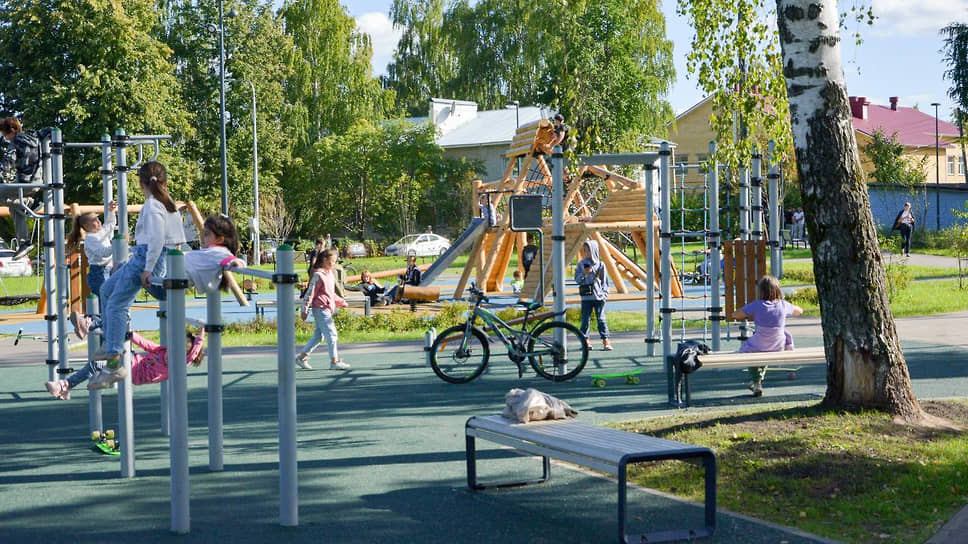 Аллея на Центральной улице в Новинках после благоустройства