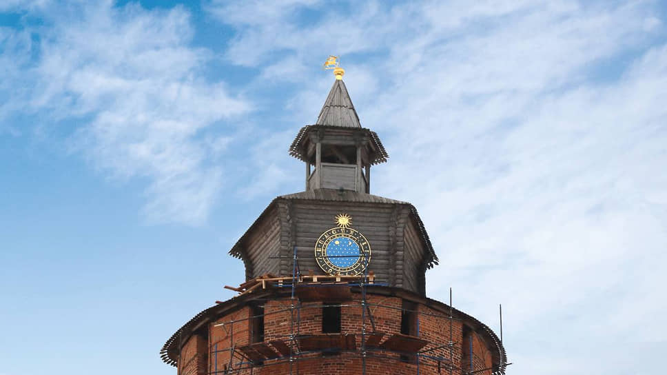 Циферблат исторических часов на башне нижегородского кремля
