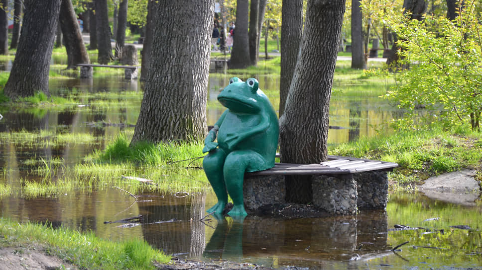 Фигура лягушки в парке имени 1 Мая
