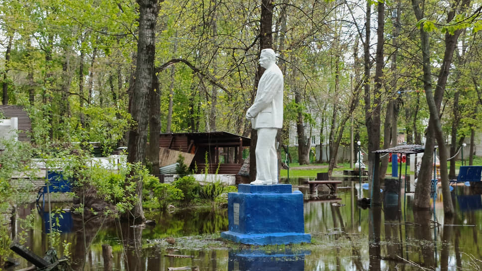 Памятник писателю Максиму Горькому в парке имени 1 Мая