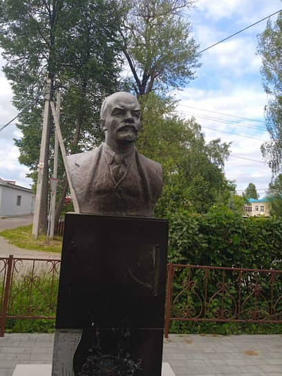 Памятник Владимиру Ленину в Тоншаеве после поджога