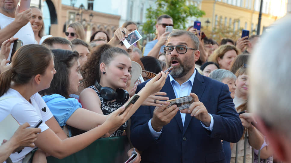 Президент «Горький fest» Михаил Пореченков фотографируется со зрителями на фестивале в 2024 году