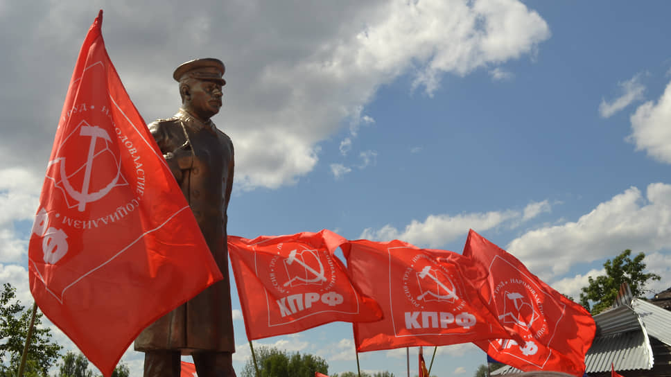 Скульптура Иосифа Сталина на частной территории в городе Бор Нижегородской области