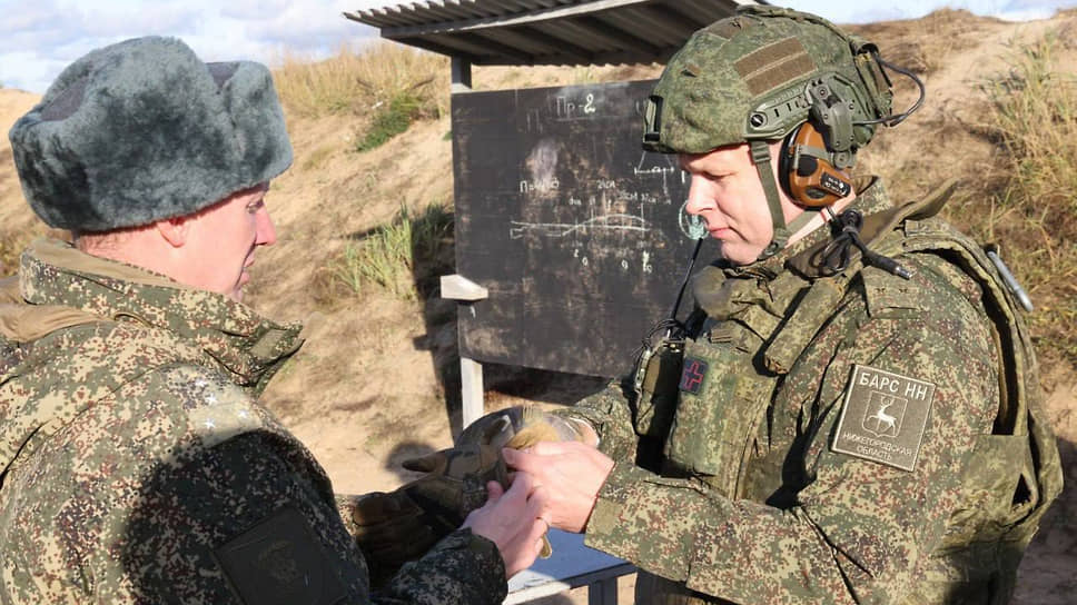 Замгубернатора Нижегородской области Андрей Гнеушев (справа) вступил в ряды резервистов «БАРС-НН»