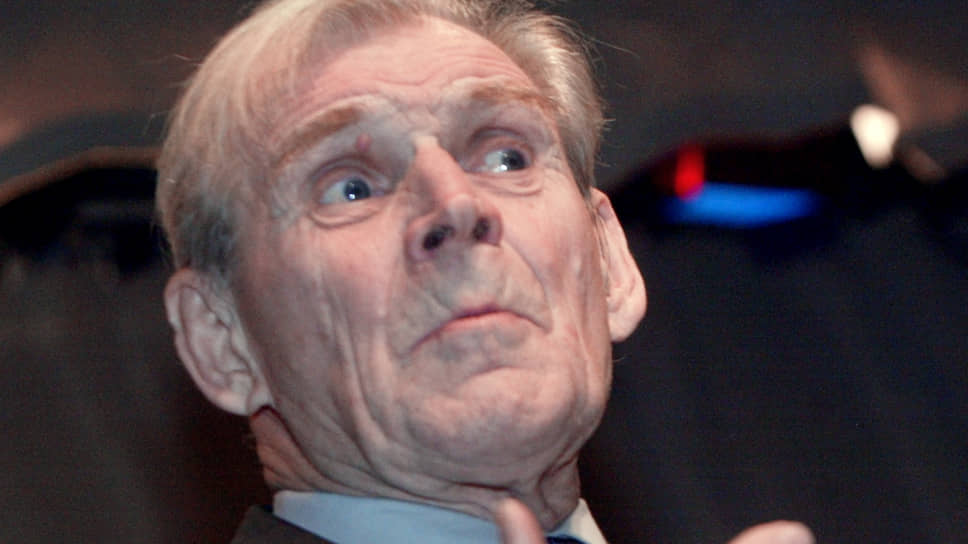 Академик Андрей Гапонов-Грехов на торжественной церемонии вручения премии поощрения высших достижений в области науки «Триумф» за 2004 год