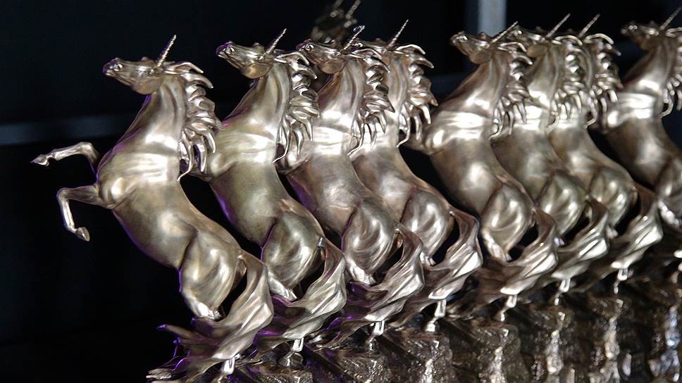 Лауреатам премии вручают статуэтку единорога – символа фамильного герба Баташевых