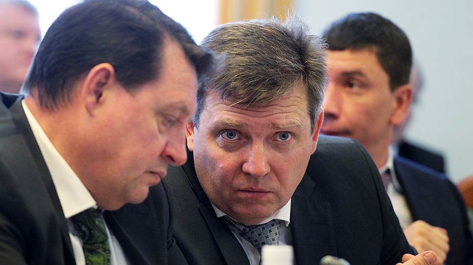 Депутаты Олег Шавин (слева) и Дмитрий Малухин на заседании законодательного собрания
