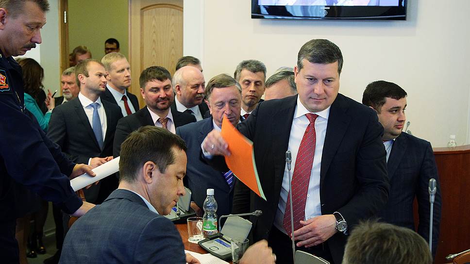 Депутаты законодательного собрания Нижегородской области получают бюллетени для голосования (на переднем плане -- депутат Олег Сорокин)