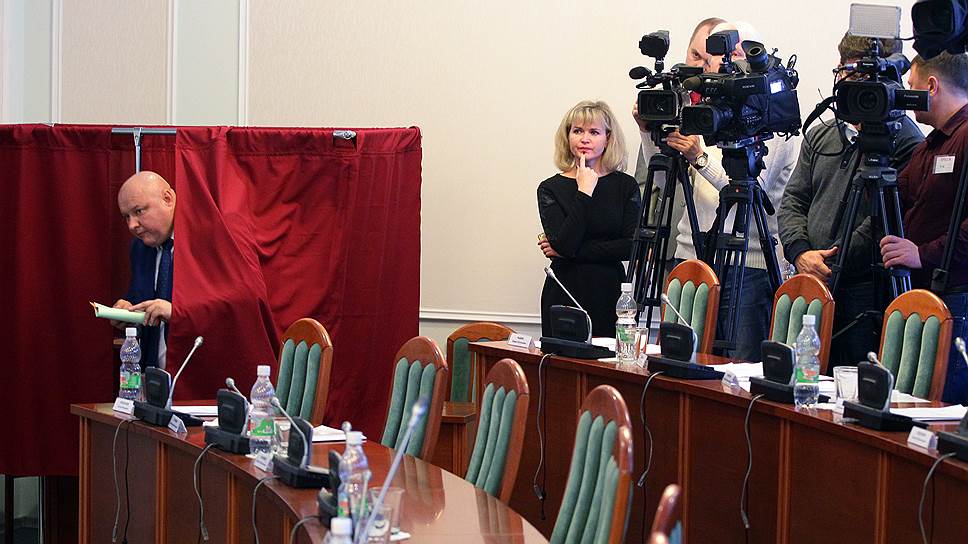 Депутат законодательного собрания Нижегородской области Михаил Шатилов выходит из кабинки для голосования во время выборов председателя областного парламента