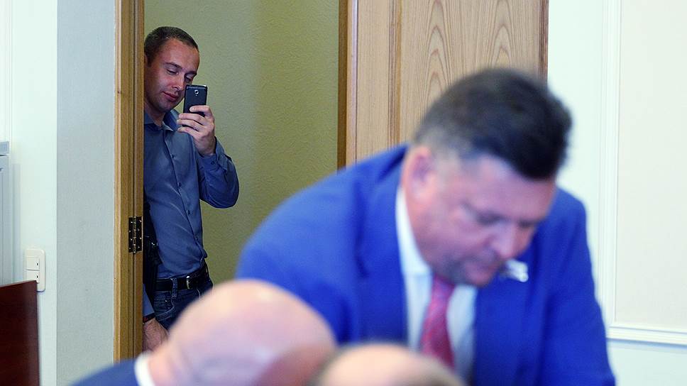 Журналист «Ъ» Роман Кряжев фотографирует депутатов на заседании законодательного собрания Нижегородской области
