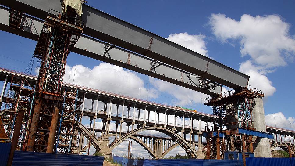 Первые пролеты моста-дублера начали устанавливать в 2014 году