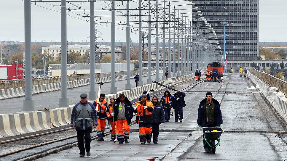 Рабочие на Молитовском мосту во время ремонта 2016 года