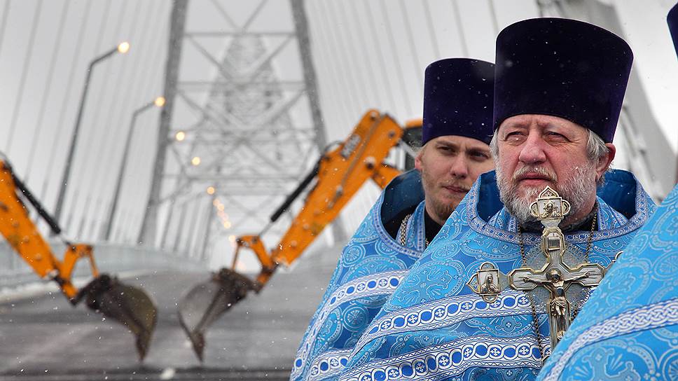 Нижегородское духовенство в ожидании церемонии открытия движения по мосту-дублеру через Волгу