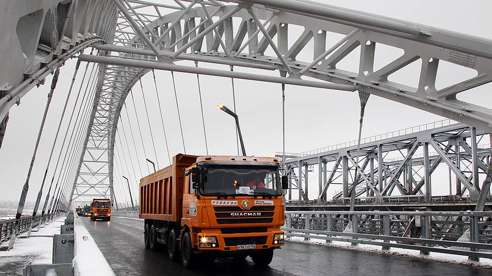 Первые грузовики едут по новому мосту-дублеру через Волгу