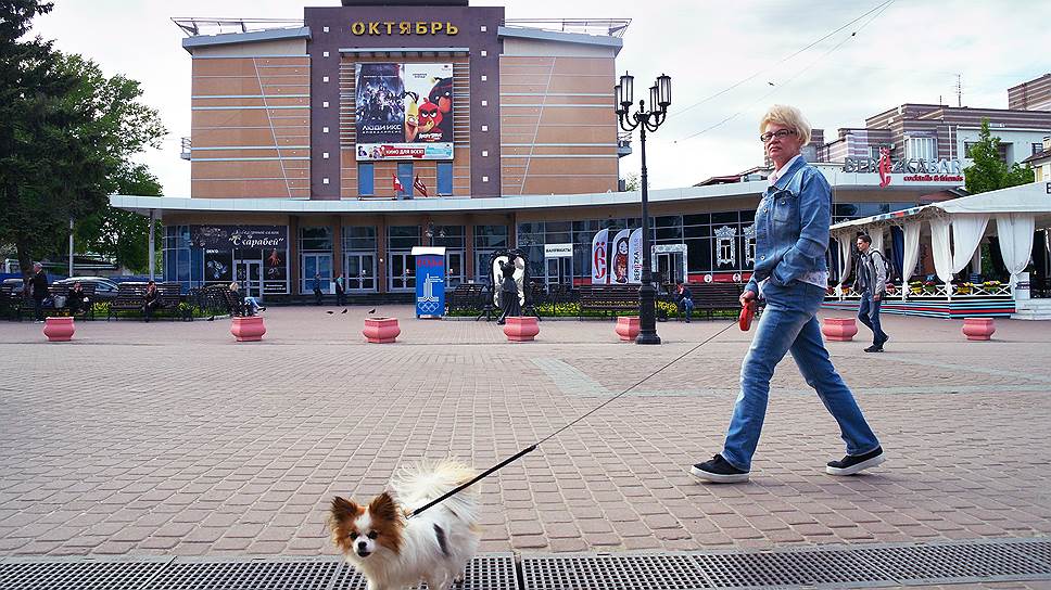 Октябрь, 2016. Закрылся один из старейших нижегородских кинотеатров — «Октябрь». Собственник — группа компаний «Электроника» — заявил о перепрофилировании здания, позднее стало известно о его продаже. 
