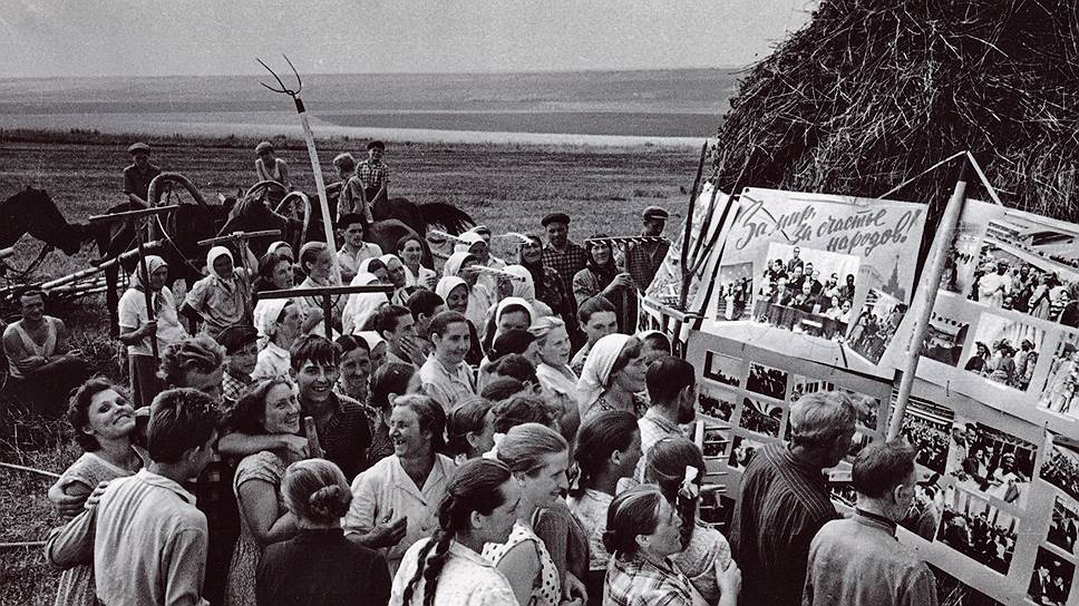 Советская эпоха широко представлена в фондах музея. На этом снимке 1950-х годов запечатлено собрание колхозников во время сенокоса