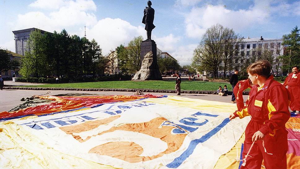 Запуск воздушного шара на площади Горького к первому, пятилетнему, юбилею банка в 1997 году