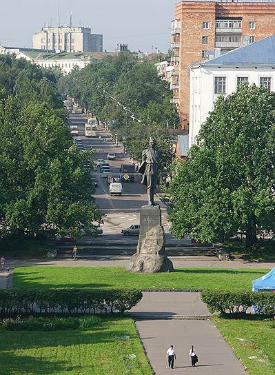 Именем писателя названа бывшая Новобазарная площадь, к которой стекаются главные магистрали города