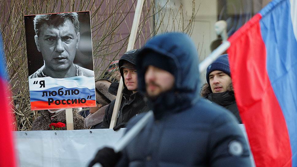 Митингующие несли множество портретов бывшего губернатора