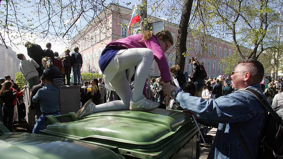 Ни одно дерево и не один мусорный бак не избежали участи стать временным зрительским местом