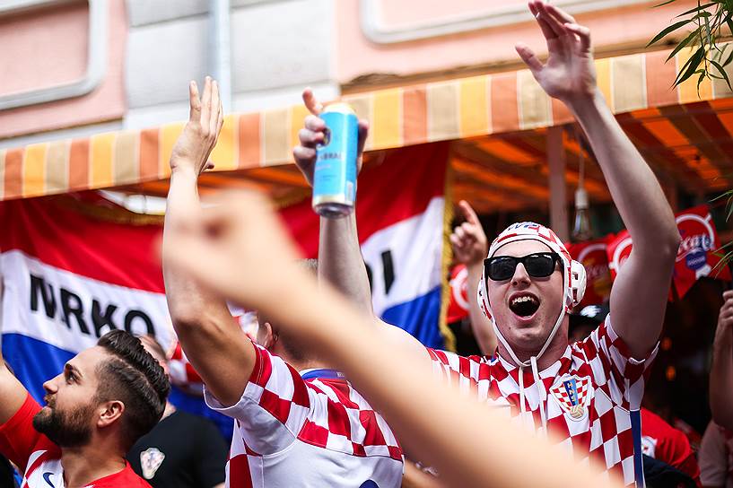 Болельщики Хорватии и Аргентины соревновались между собой в исполнении национальных гимнов – кто громче