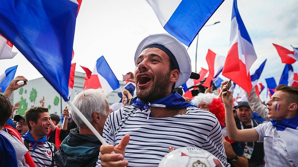 Болельщики Франции носят тельняшки как национальный символ – предполагается, что полосатые рубахи первыми начали носить бретонские моряки