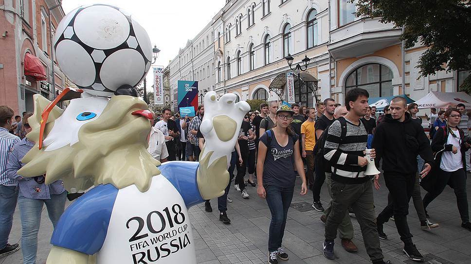 Еще недавно по Большой Покровской в несогласованных шествиях проходили болельщики, приехавшие в Нижний Новгород на чемпионат мира по футболу, а теперь - протестующие
