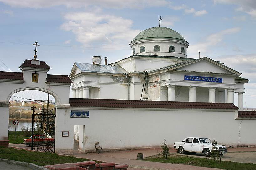 Май 2004 года. Нижегородский планетарий незадолго до передачи здания в собственность Епархии