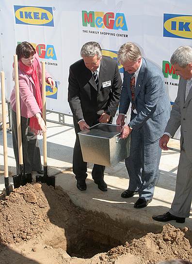 В июне 2005 года рядом с деревней Федяково Кстовского района шведские предприниматели вместе с прежним губернатором Геннадием Ходыревым (справа) заложили первый камень в строительство торгового центра &quot;Мега&quot;