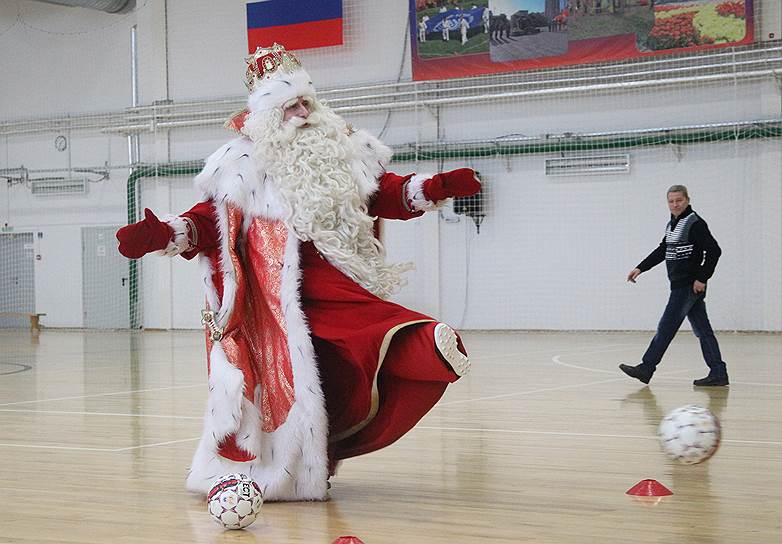 Современный Дед Мороз не только велосипедист, но и футболист
