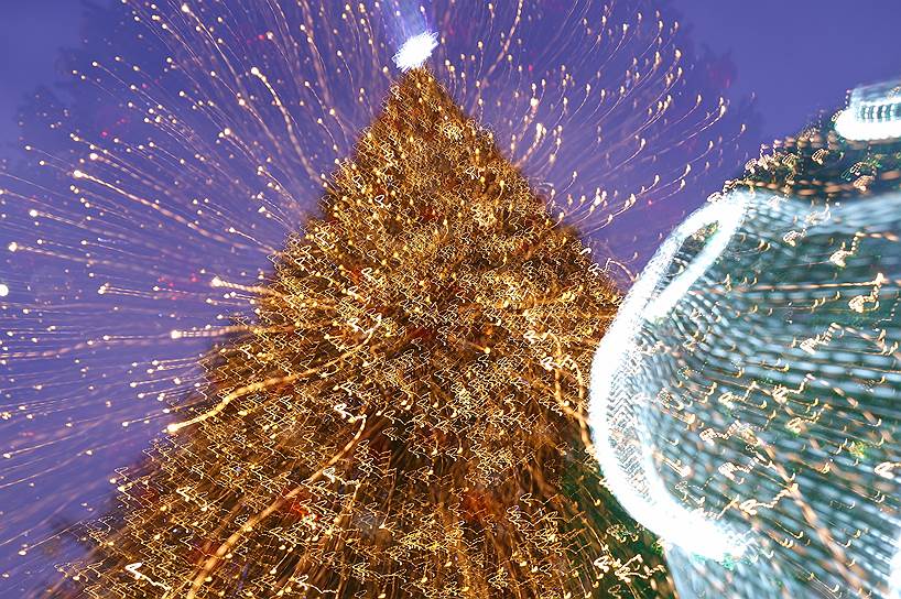 В этом году центральную нижегородскую площадь украсила новая елка, сверкающая огнями, как снежными искрами