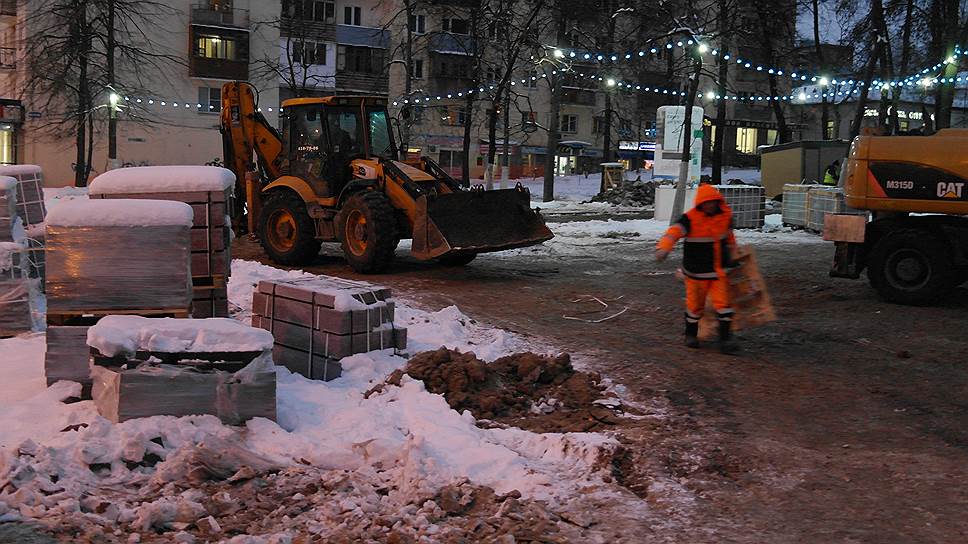 Гирлянда может превратить в сказочное место даже перекопанную стройплощадку. Сквер 1905 года встречает Новый год с блеском