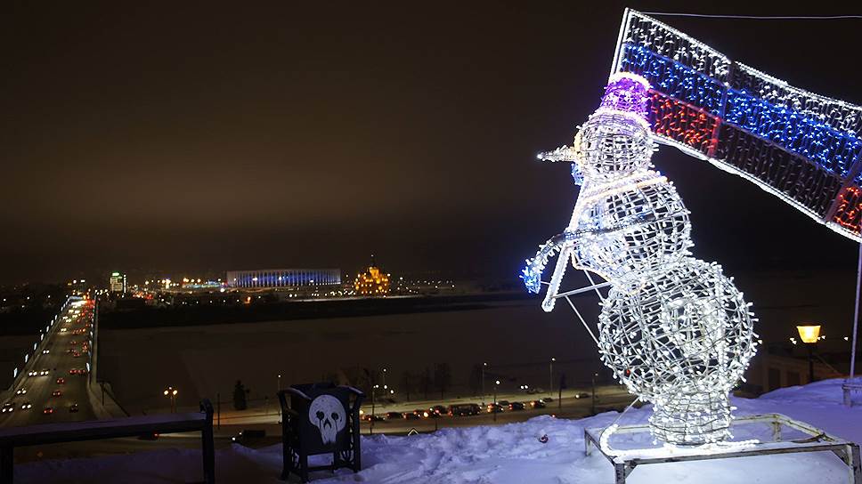 Этот снеговик зорко следит за новым стадионом, чтобы он тоже празднично светился