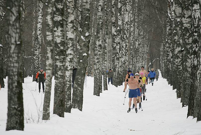 Посетители автозаводского парка не первый год наблюдают полураздетых лыжников