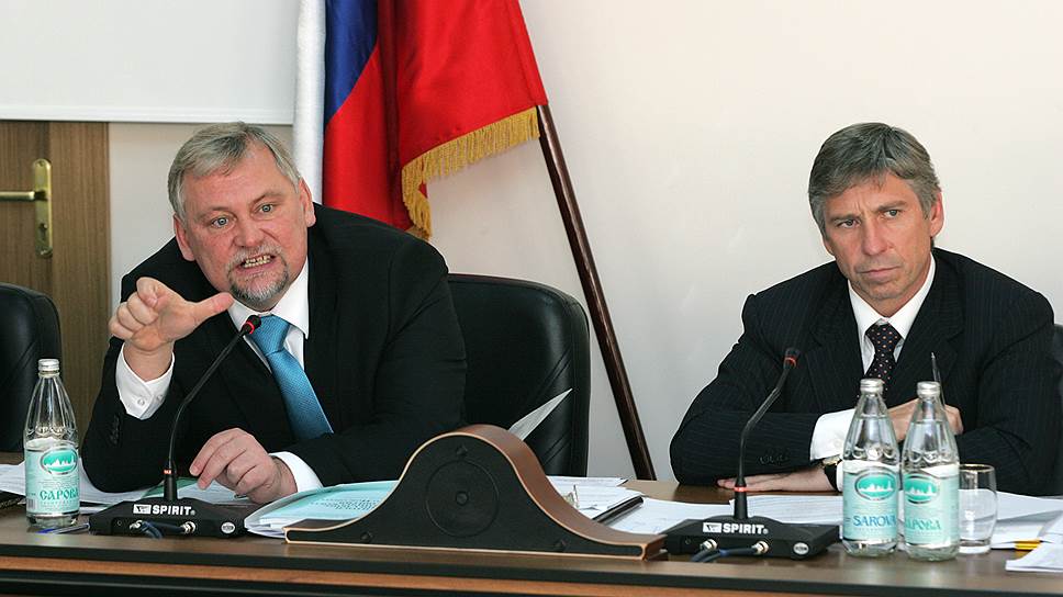 Октябрь 2008 года. С Вадимом Булавиновым (слева) Иван Карнилин тоже делил соседние кресла в думском президиуме