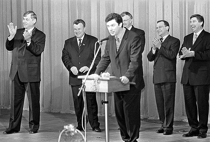 В октябре 1998 года в ТЮЗе состоялась инаугурация нового мэра Юрия Лебедева (слева). На снимке бывший губернатор Борис Немцов поздравляет с победой на выборах своего бывшего заместителя. Иван Карнилин (справа) аплодирует вместе с полпредом Сергеем Кириенко, стоящим рядом