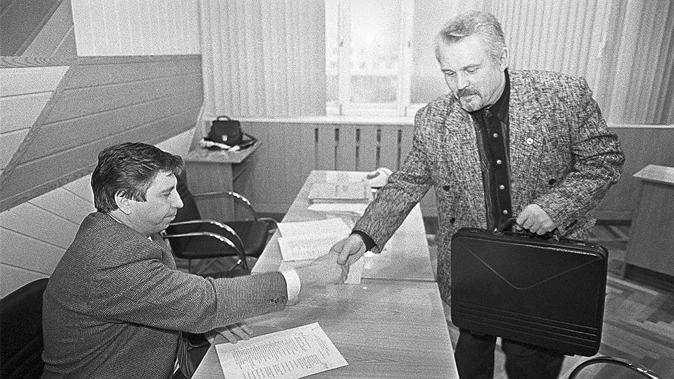 Ноябрь 1998 года. Иван Карнилин ведет прием избирателей в администрации Ленинского района, который представляет в думе