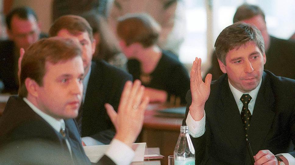 2001 год. Сергей Абышев (слева) и Иван Карнилин дважды сменили друг друга на должности председателя городской думы