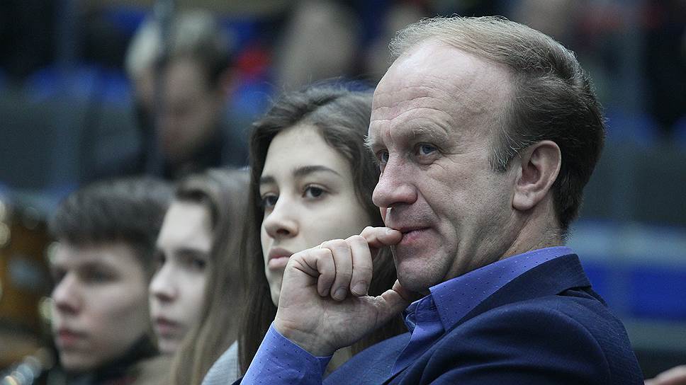 Директор информационного вещания телекомпании "Волга" Александр Резонтов вместе с дочерью решили увидеть финальный матч своими глазами