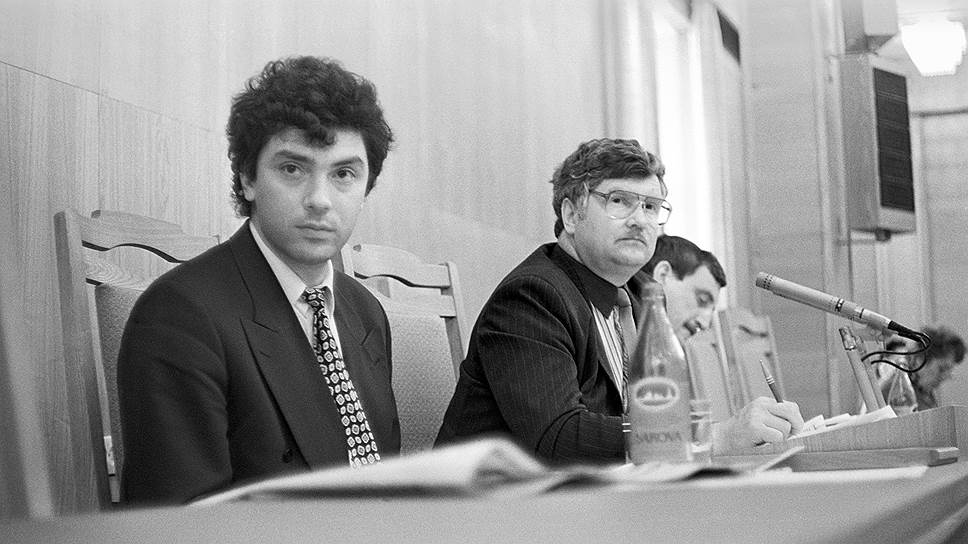 Первый губернатор Борис Немцов был частым гостем на заседаниях областного парламента, которым тогда руководил Анатолий Козерадский (справа)