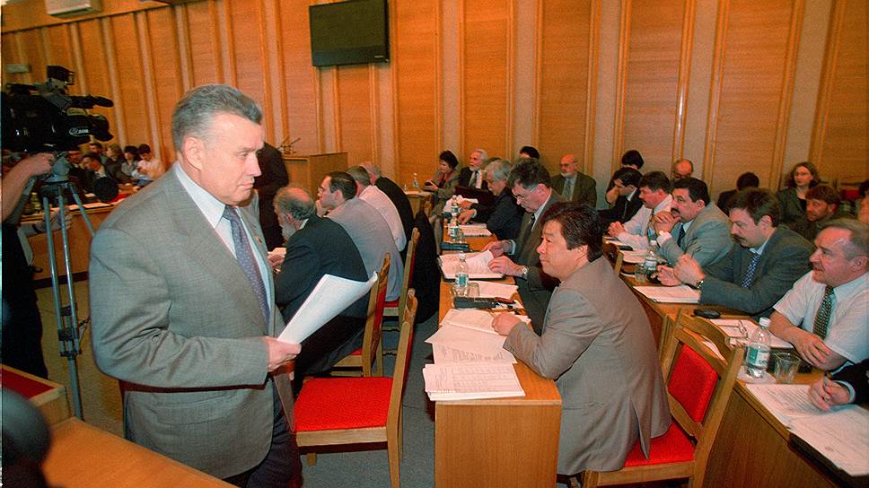 Губернатор Иван Скляров готовится к докладу на заседании заксобрания